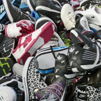 Factsheet: Warum behalten wir unseren Schuh nicht für uns? 1 Pixabay sneakers suedwind Factsheet: Warum behalten wir unseren Schuh nicht für uns? Kampagne für Saubere Kleidung | Clean Clothes Campaign Germany