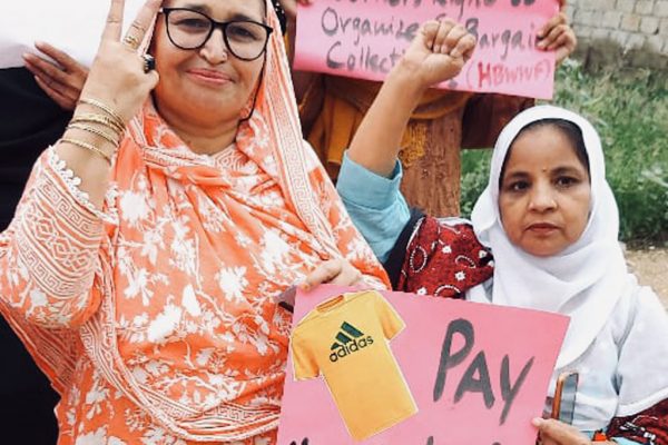 Zwei Frauen machen Siegesposen