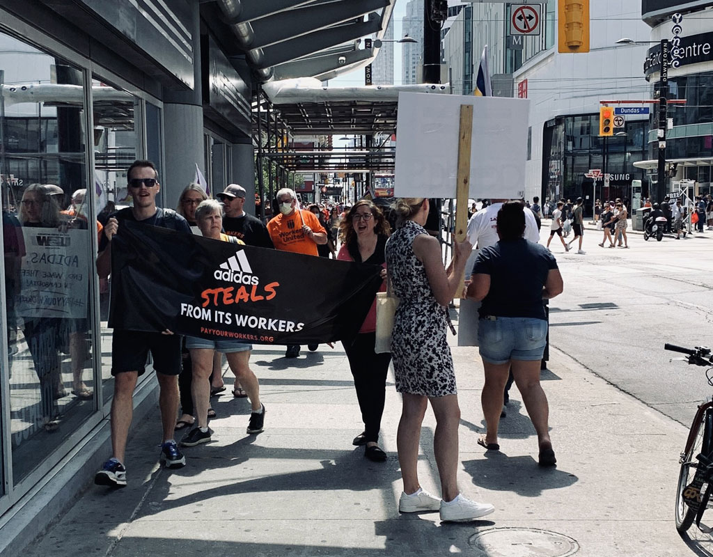 202208 adidas Toronto Kanad adidas, es reicht! Kampagne für Saubere Kleidung | Clean Clothes Campaign Germany