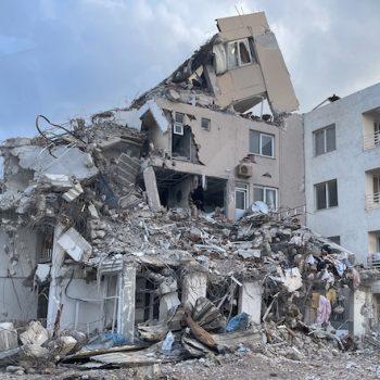 Türkei nach dem Erdbeben: Arbeiter*innen brauchen sichere Löhne und sichere Fabriken 1 zerstörtes Haus