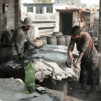 Screenshot des Films "Dreckiges Leder", im Hintergrund sind zwei Arbeiter in Bangladesch zu sehen.