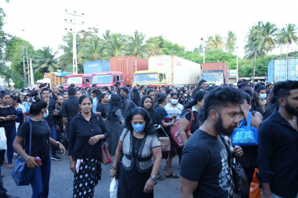 Angriff auf Gewerkschaft in Sri Lanka: Arbeiter*innen der Lanka Leather Fashion kämpfen für ihr Recht auf gewerkschaftliche Organisierung 2 2023 Sri Lanka Krise Proteste 1 Angriff auf Gewerkschaft in Sri Lanka: Arbeiter*innen der Lanka Leather Fashion kämpfen für ihr Recht auf gewerkschaftliche Organisierung Kampagne für Saubere Kleidung | Clean Clothes Campaign Germany