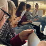 Eine Gruppe Frauen sitzt im Kreis