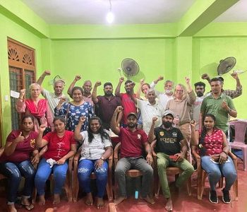 Sri Lanka: Solidarität siegt 1 Eine Gruppe Menschen blickt in die Kamera und hält Fäuste in die Höhe.