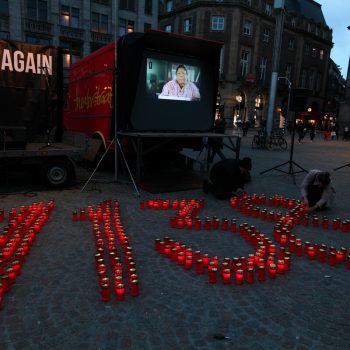 Gedenken an den Einsturz von Rana Plaza 1 Rote Kerzen bilden die Zahl 1138.