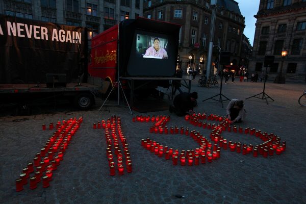 Gedenken an den Einsturz von Rana Plaza 49 Rote Kerzen bilden die Zahl 1138.