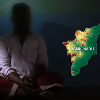 Wie kann das Lieferkettengesetz die Schuhproduktion fairer machen? 1 Ein Mann sitzt im Schatten, sein Gesicht ist nicht erkennbar. Rechts sieht man eine Karte des indischen Bundesstaates Tamil Nadu