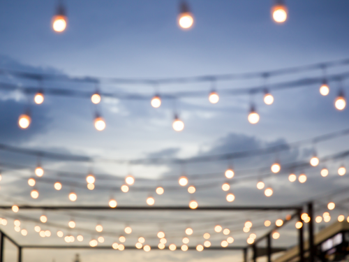 Spenden für die Kampagne für Saubere Kleidung | Clean Clothes Campaign Germany 2 Vor einem Abendhimmel hängen Lichterketten.