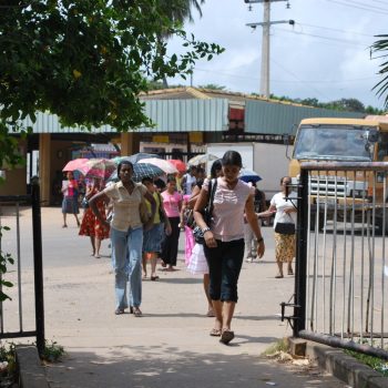 Sri Lanka: Gewerkschaften fordern höheren Mindestlohn 1 Zwei Frauen laufen durch ein Tor.