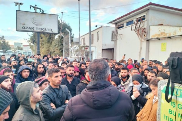 In einer Straße drängen sich viele Menschen.