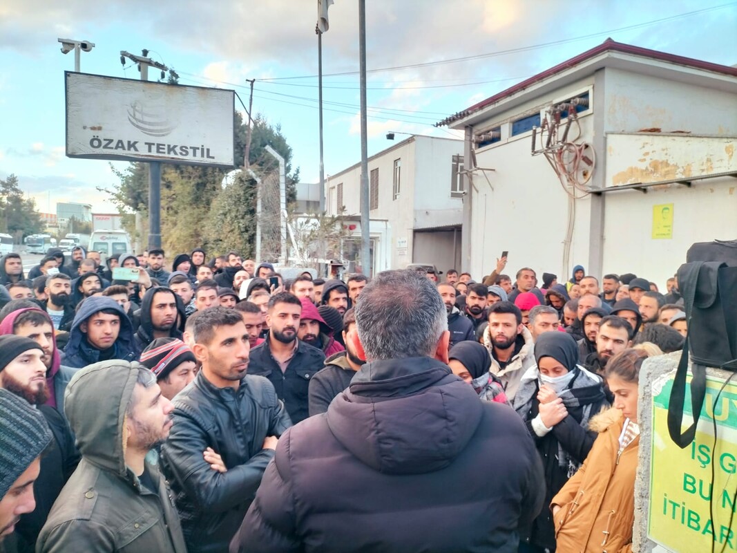 Die Türkei 71 In einer Straße drängen sich viele Menschen.