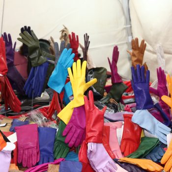 Just Transition: Herausforderungen für die globalisierte Lederbekleidungsindustrie 4 Bunte Plastikhandschuhe auf einem Tisch.
