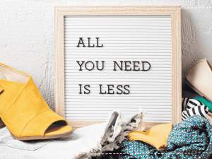 Fast Fashion 16 Auf einem Bild steht "All You Need Is Less"
