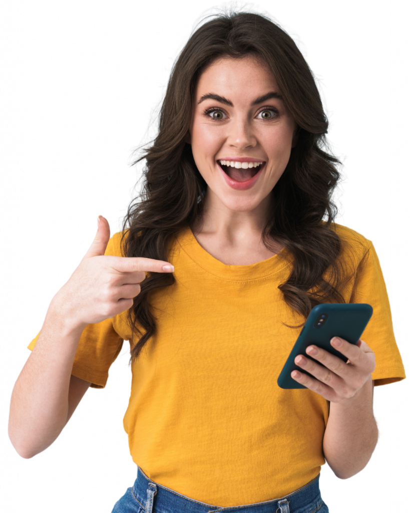 Newsletter abonnieren 1 Eine Frau in gelbem T-Shirt zeigt auf ihr Handy in der Hand