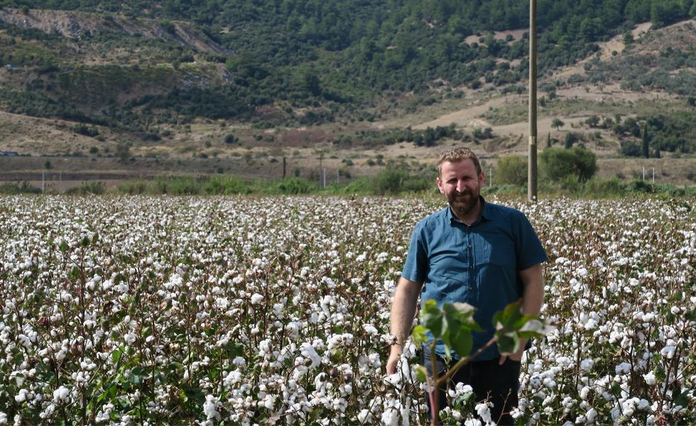 Türkei: "Sandstrahler wirst du nur, wenn du keine Wahl hast" 2 Ein Mann steht in einem Baumwollfeld.