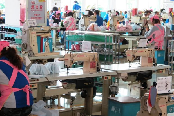 Und was ist mit den Menschenrechten? China und die Sorgfaltspflichten 17 Ein großer Raum mit vielen Nähtischen