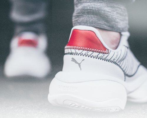 Lohndiebstahl in Guatemala: AEO und Puma sichern je 500.000 US-Dollar zu 35 Zwei weiße Turnschuhe eines Menschen beim Gehen in Nahaufnahme.