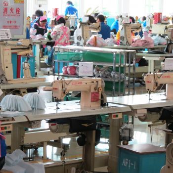 Sorgfaltspflichten in China: Textilien aus der "Werkbank der Welt" 3 Foto Fabrikhalle in Fujian Fritz Hofmann Suedwind Sorgfaltspflichten in China: Textilien aus der "Werkbank der Welt" Kampagne für Saubere Kleidung | Clean Clothes Campaign Germany