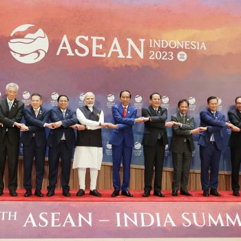 US-Zölle: Gift im Kampf um bessere Arbeitsbedingungen im Textilsektor 2 Eine Gruppe Menschen steht auf einer Bühne