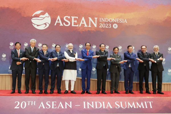 Eine Gruppe Menschen steht auf einer Bühne