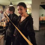 Eine junge Frau lacht in die Kamera.