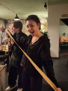 Eine junge Frau lacht in die Kamera.