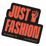 Just Fashion als hellroter Schriftzug vor schwarzem Hintergrund 