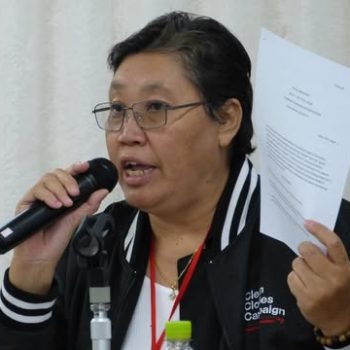 Myanmar: Aufruf zur Freilassung der Gewerkschaftsführerin Myo Myo Aye und der STUM-Aktivist*innen 3 Eine Frau mit Brille und kurzem, dunklem Haar spricht in ein Mikrofon.