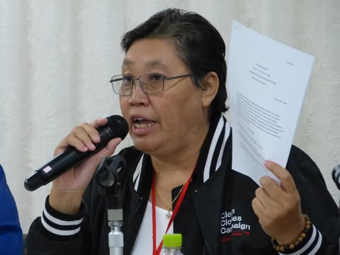 Myanmar: Aufruf zur Freilassung der Gewerkschaftsführerin Myo Myo Aye und der STUM-Aktivist*innen 38 Eine Frau mit Brille und kurzem, dunklem Haar spricht in ein Mikrofon.