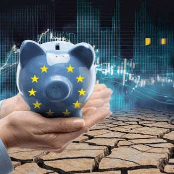 EU-Kommission verkauft unseren Schutz aus Profitgründen 6 Ein blaues Sparschwein mit EU-Sternen wird von zwei Händen gehalten. Der Boden besteht aus vertrockneten Erdschollen.