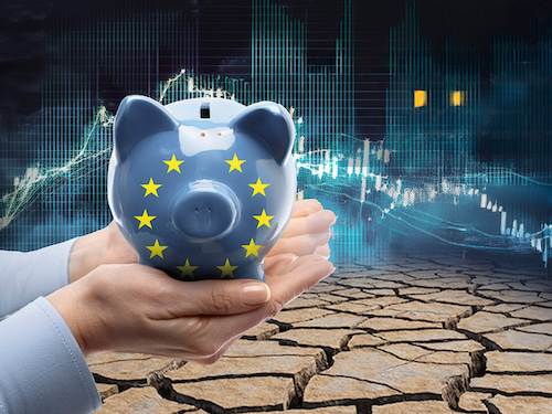 Ein blaues Sparschwein mit EU-Sternen wird von zwei Händen gehalten. Der Boden besteht aus vertrockneten Erdschollen.